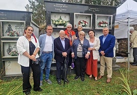 El consejero Ovidio Zapico y la directora general de Memoria Democrática, Begoña Collado, junto a los familiares de las víctimas encontradas en Carcedo.