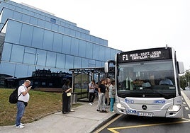 Un autobús recoge pasajeros en el HUCA.