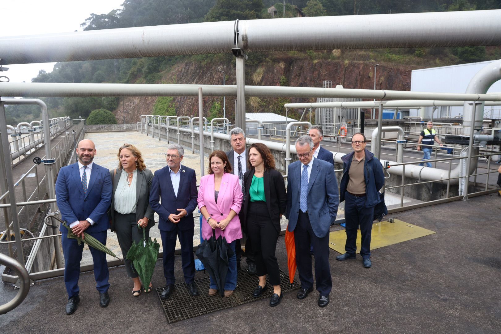 Hugo Morán y Adriana Lastra, esta mañana, en la planta depuradora de Aboño, entre otras autoridades.