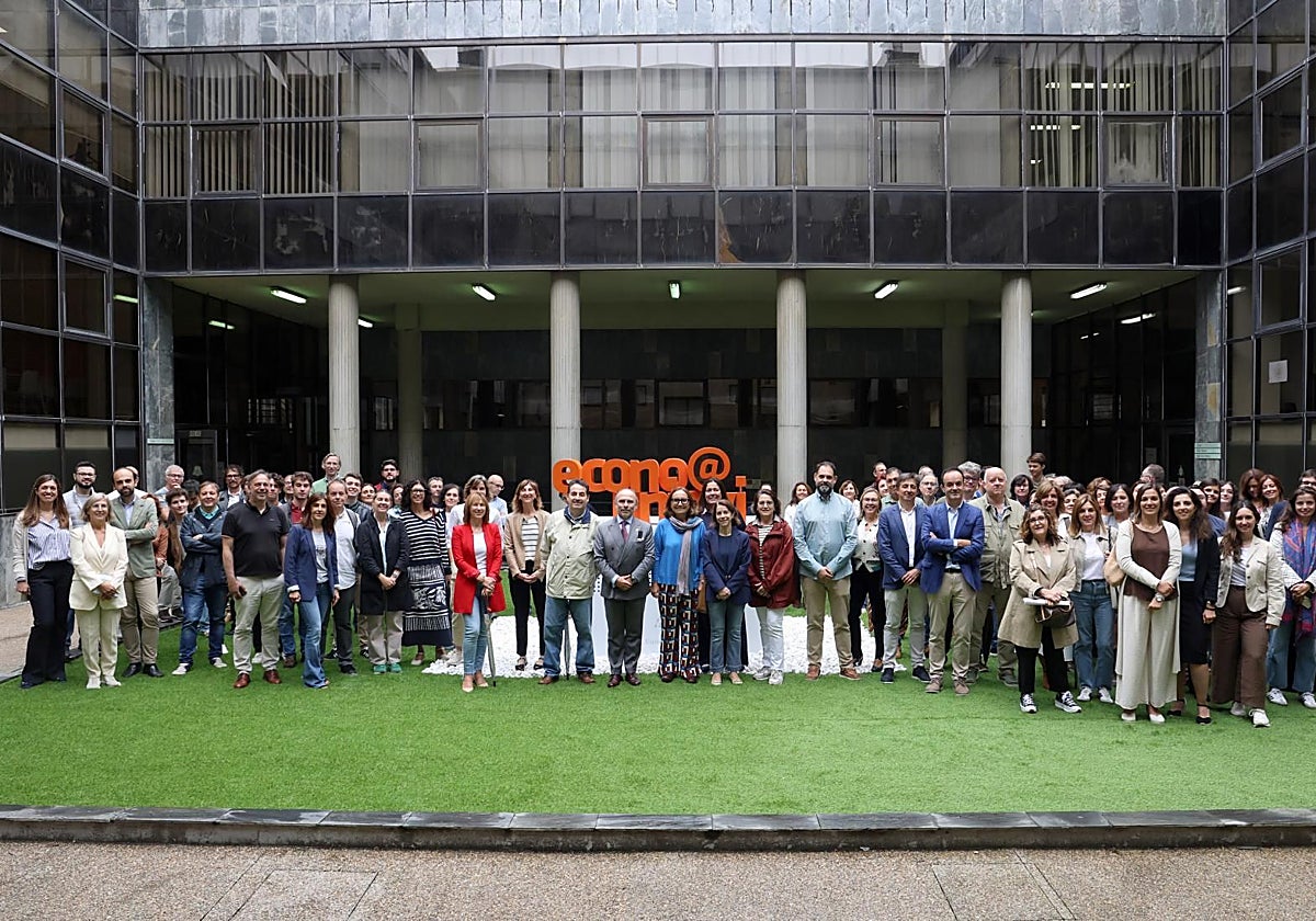 Profesores y alumnos de la Facultad de Economía y Empresa en la inauguración del Logo 3D.