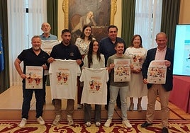 'Cote' Valdés y María Igualada posan con la camiseta de la marcha 'Gijón respira' junto a los concejales y los presidentes de la FAV, Manuel Cañete, y Cavastur, María José Cuervo.