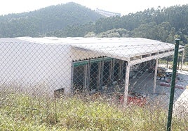 Trabajos para reparar la 'plantona' de Cogersa, muy avanzados ya.