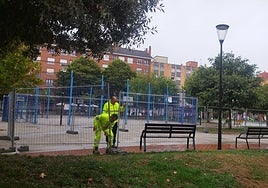 Instalación de vallas en el parque de La Serena para colocar las casetas de obra.