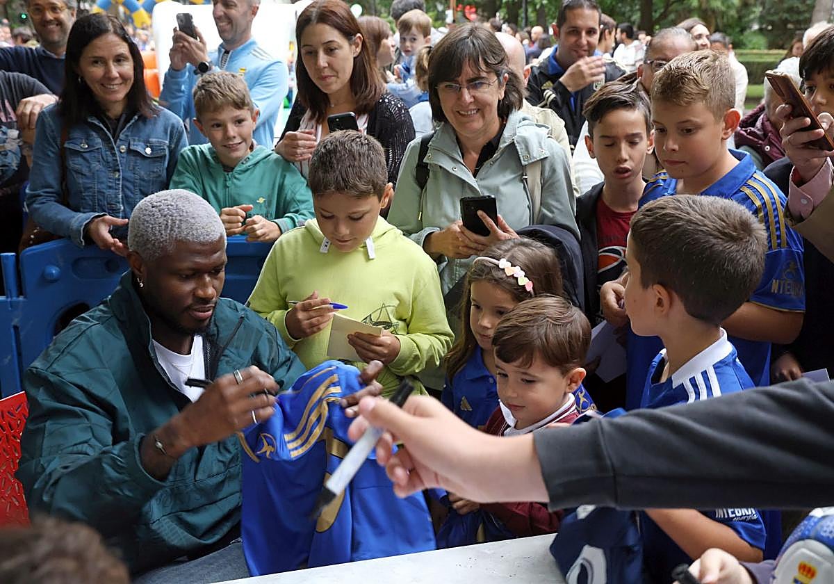 El Real Oviedo cambia de campo: multitudinaria firma de autógrafos por San Mateo