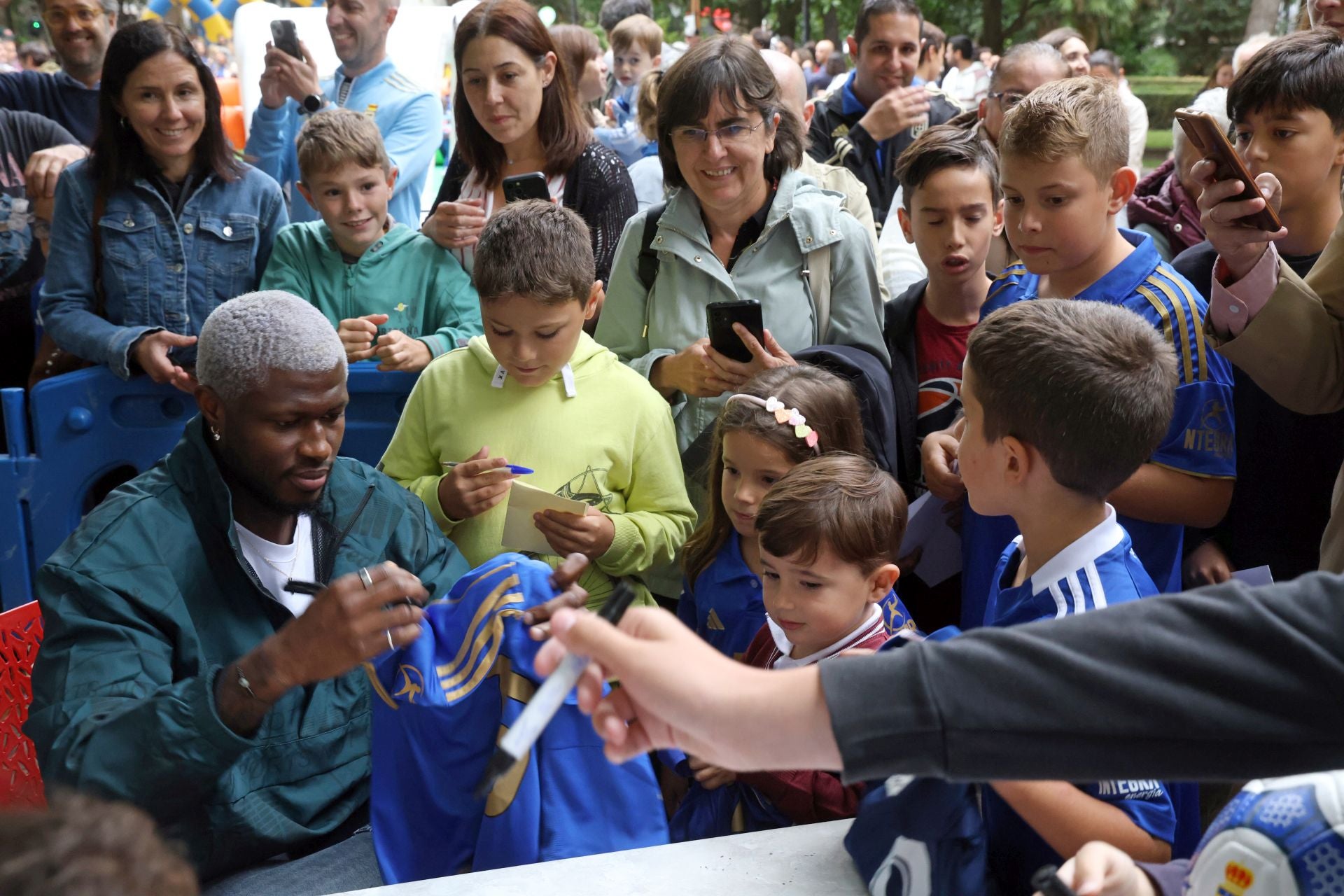 El Real Oviedo cambia de campo: multitudinaria firma de autógrafos por San Mateo