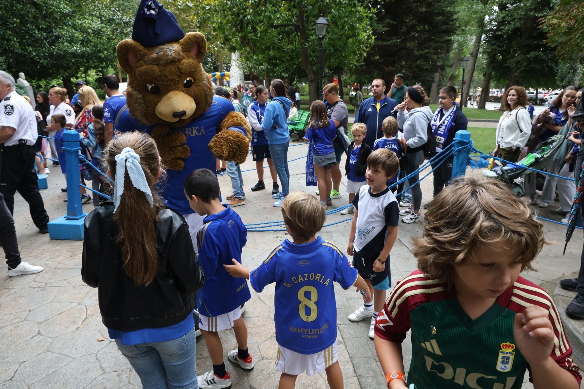 El Real Oviedo cambia de campo: multitudinaria firma de autógrafos por San Mateo