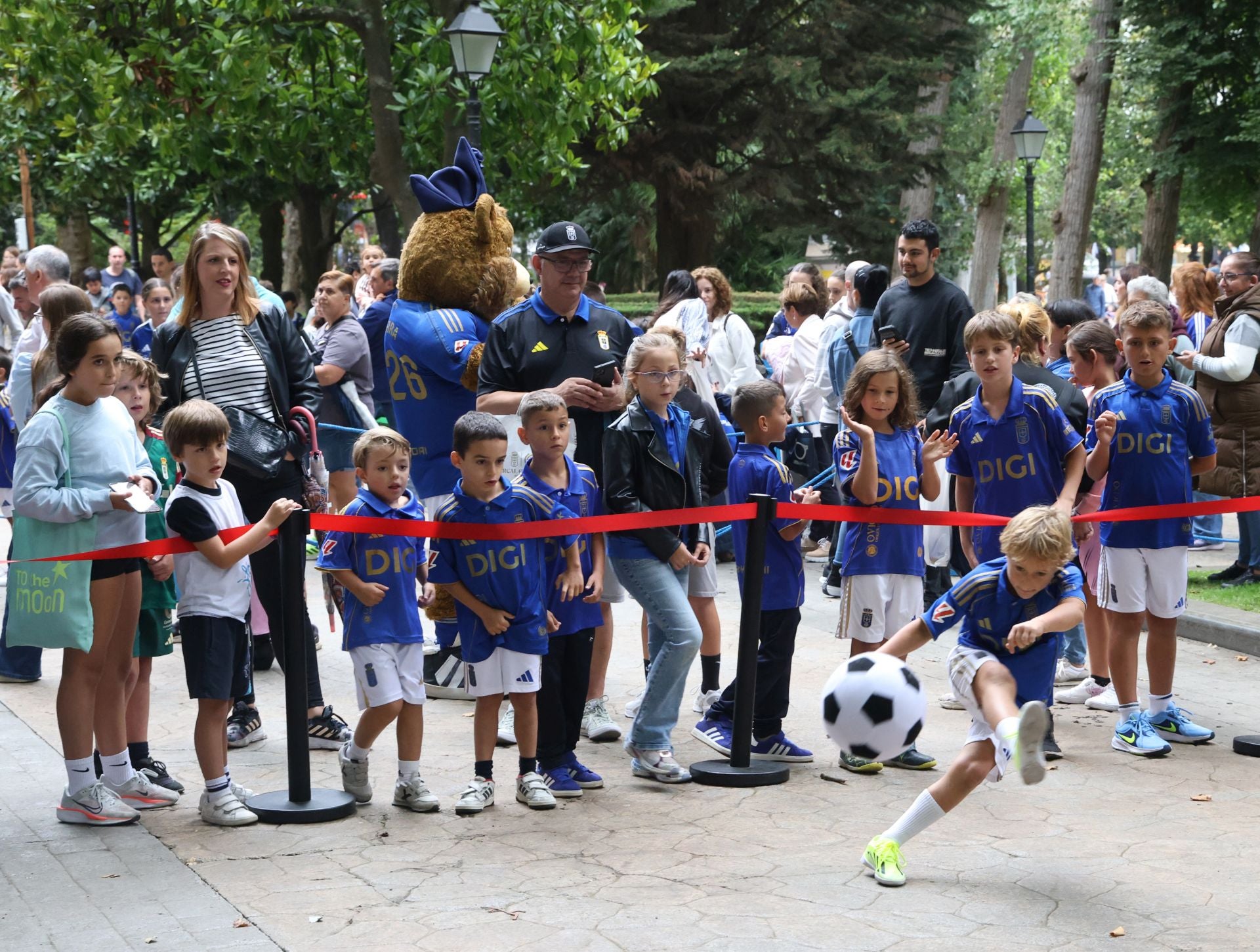 El Real Oviedo cambia de campo: multitudinaria firma de autógrafos por San Mateo