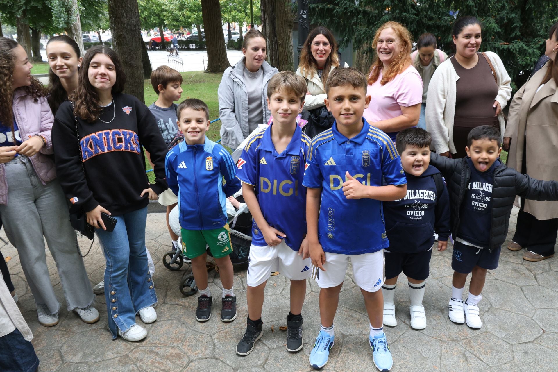 El Real Oviedo cambia de campo: multitudinaria firma de autógrafos por San Mateo