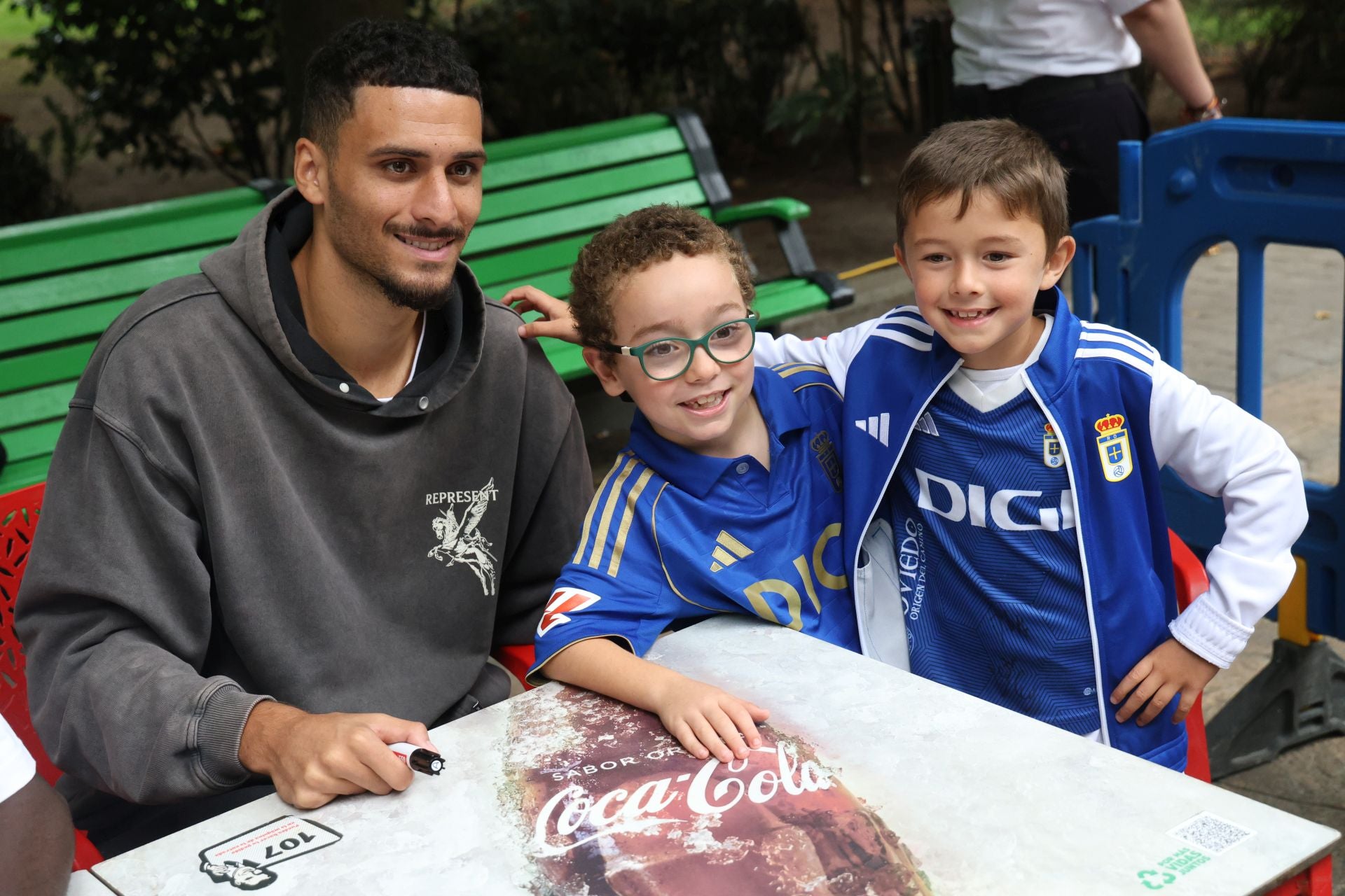 El Real Oviedo cambia de campo: multitudinaria firma de autógrafos por San Mateo