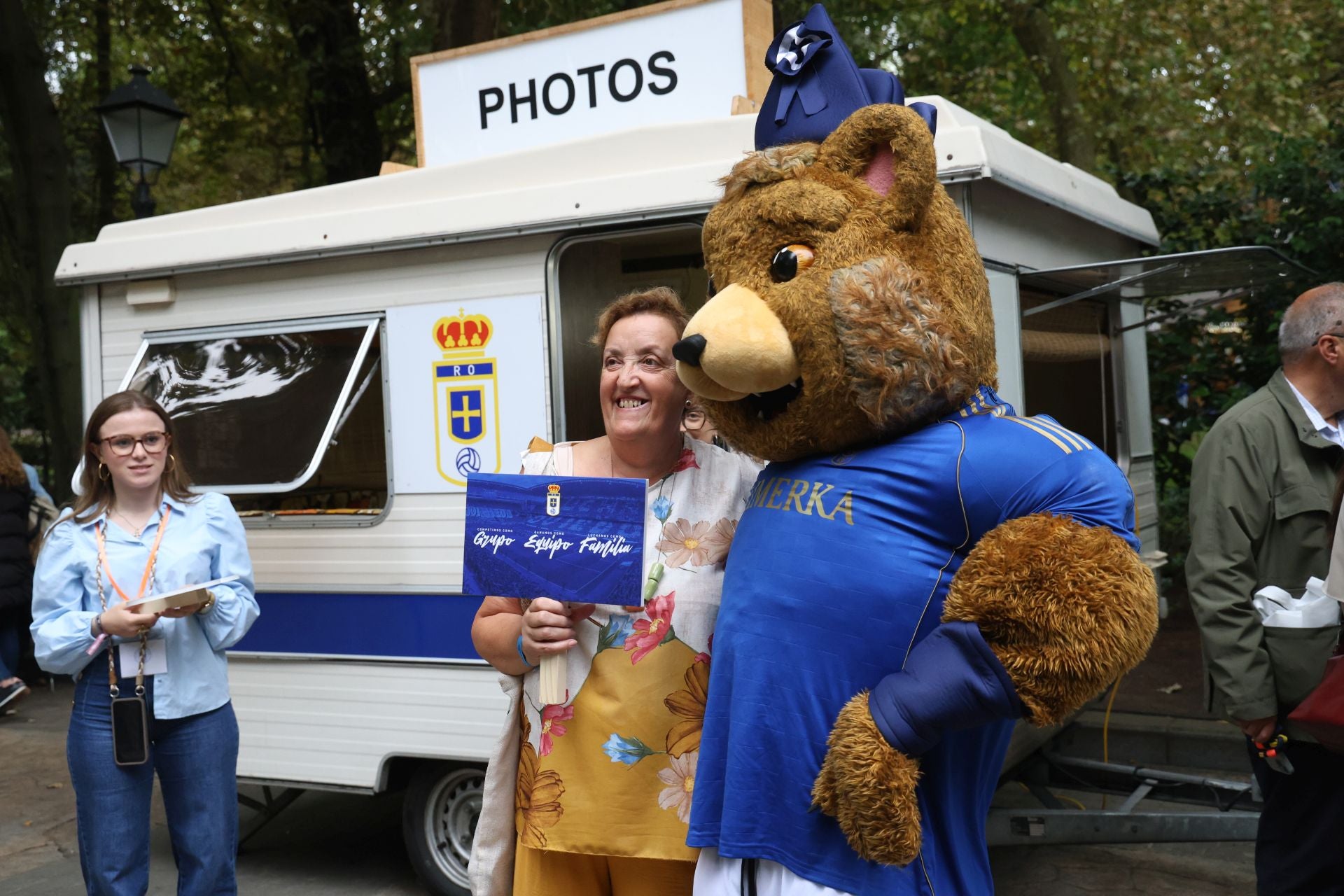 El Real Oviedo cambia de campo: multitudinaria firma de autógrafos por San Mateo