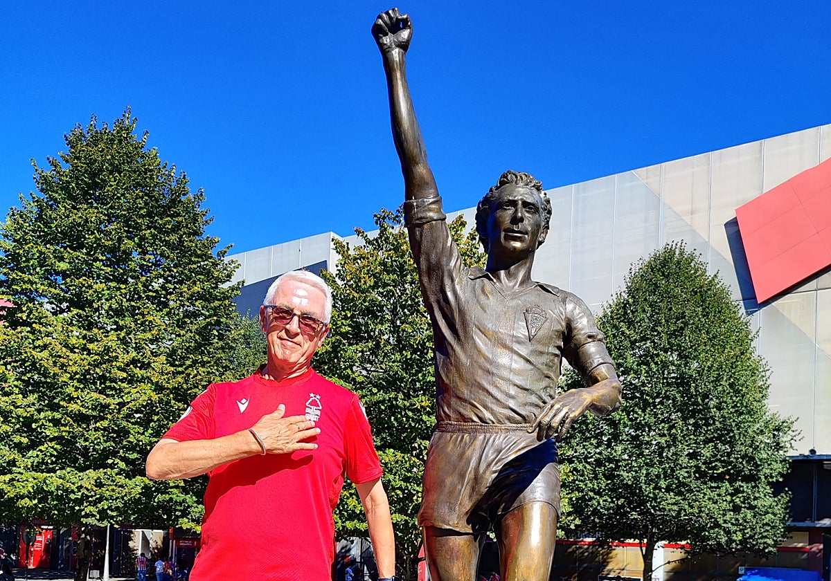 Geoff Saul, el pasado domingo, posando junto a la estatua de Quini.