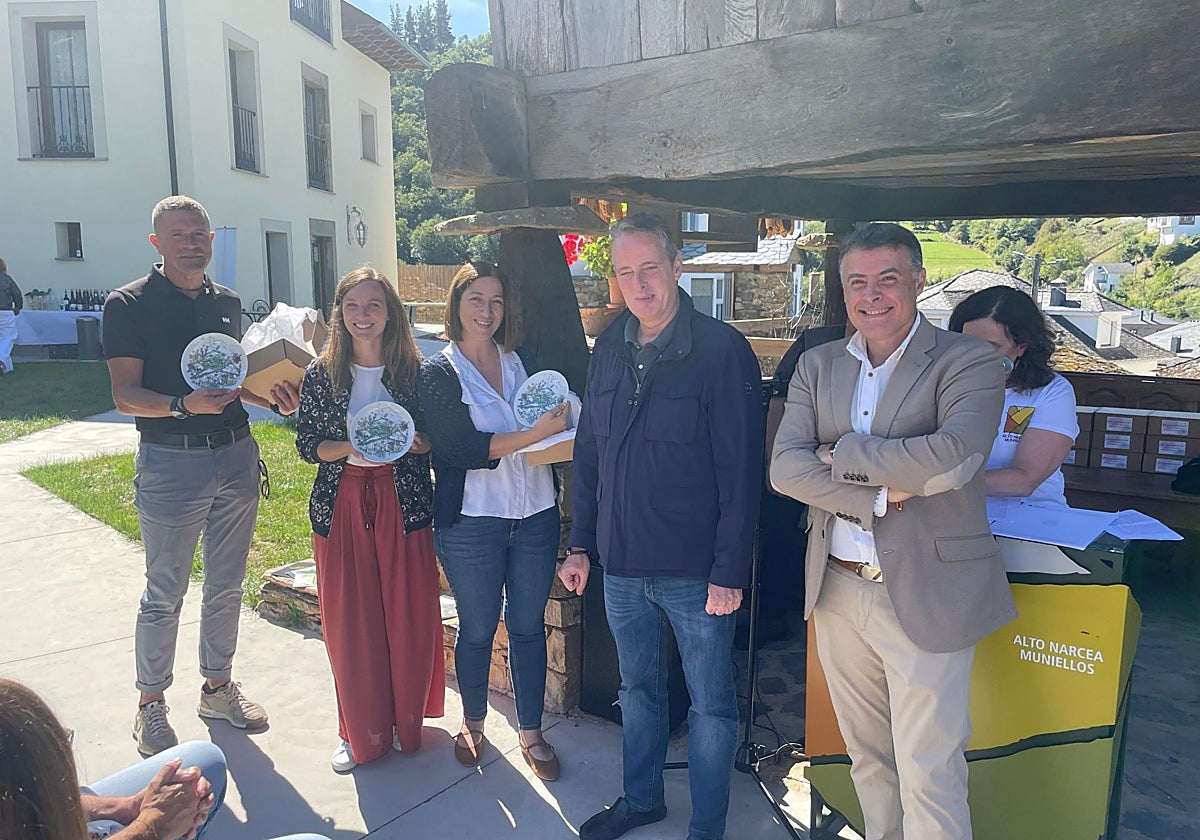 El consejero de Medio Rural y el alcalde, en el nuevo hotel La Rectoral, en Besullo (Cangas del Narcea) con los representantes del GDR Alto Narcea-Muniellos.