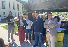 El consejero de Medio Rural y el alcalde, en el nuevo hotel La Rectoral, en Besullo (Cangas del Narcea) con los representantes del GDR Alto Narcea-Muniellos.