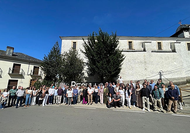 Buena parte de los habitantes de Besullo, con el consejero, el alcalde, el director general de Reto Demográfico y la de Agroalimentación, entre otras autoridades, esta mañana.