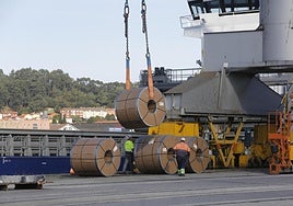 Carga de bobinas de acero en el mercante Sueve, una de las mercancías que junto al carbón y el zinc ha tirado de los tráficos en agosto.