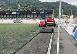 Inicio de los trabajos de renovación del césped y otras actuaciones en el Hermanos Antuña de Mieres