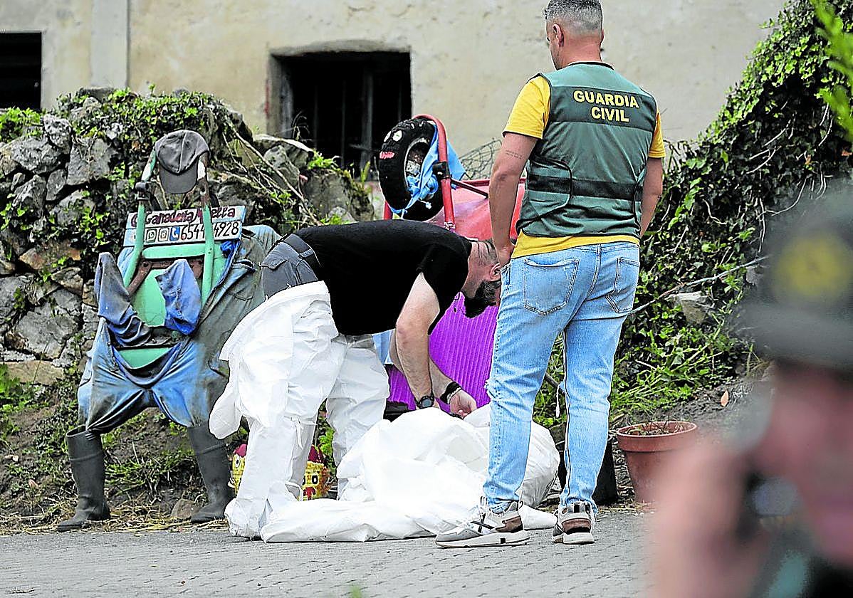 Guardias civiles durante la inspección ocular en la vivienda.
