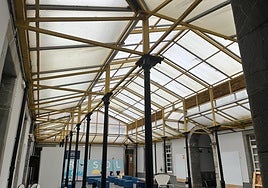 Patio interior del IES Cristo del Socorro, cuya cubierta está revestida de plástico y tiene más de treinta años