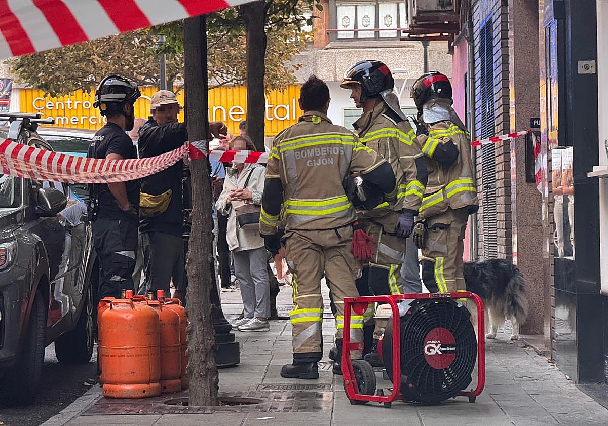 Imagen principal - Incendio en una cafetería de Gijón: un hombre sufre quemaduras leves en la cara tras prender la cocina