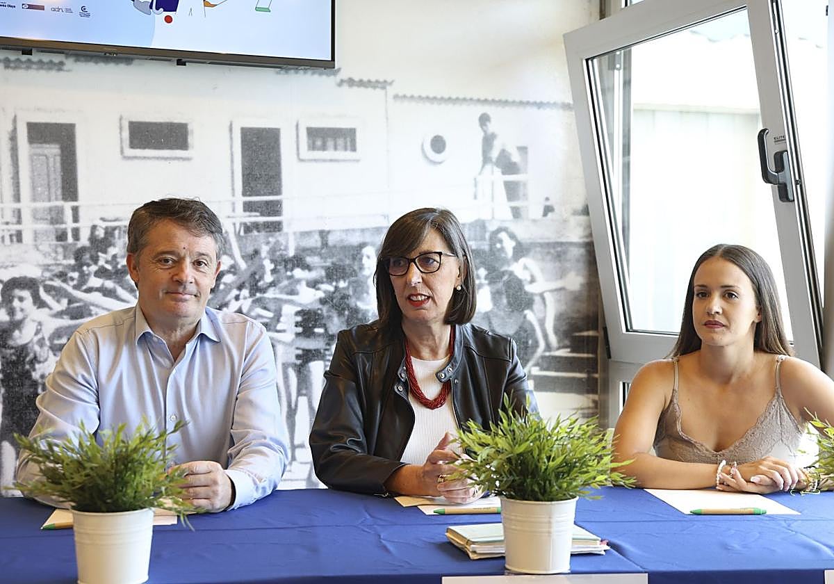 Fernando Sierra, del Telecable Hockey Gijón; Nieves Roqueñí, presidenta de El Musel, y Raquel Rodríguez, del Rítmica Galaica, este martes, en el Santa Olaya.