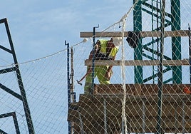 Un obrero trabajando en la construcción de un edificio para viviendas, en Avilés.