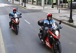 Policía Local conduciendo por la avenida de La Costa, foto de archivo.