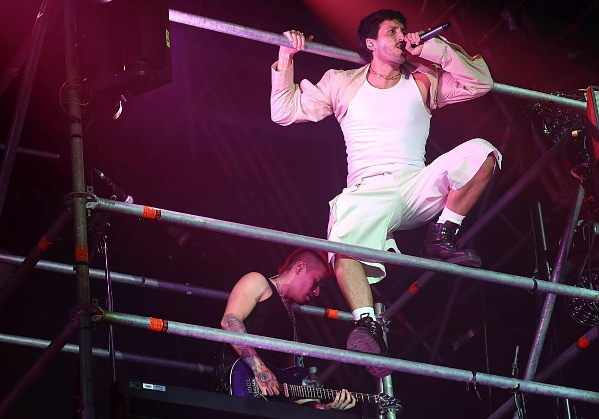 Sebastián Yatra, subido al andamio.