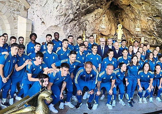 Foto de familia de las plantillas del Real Oviedo delante de la imagen de la Virgen de Covadonga.