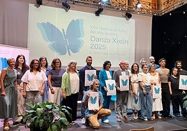 Los representantes de varias compañías de danza acompañaron a la concejala de Cultura, al director de la Fundación Municipal de Cultura y al director de Acción Cultural del Principado.