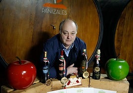 Tino Vázquez en su llagar Panizales, con algunos premios.