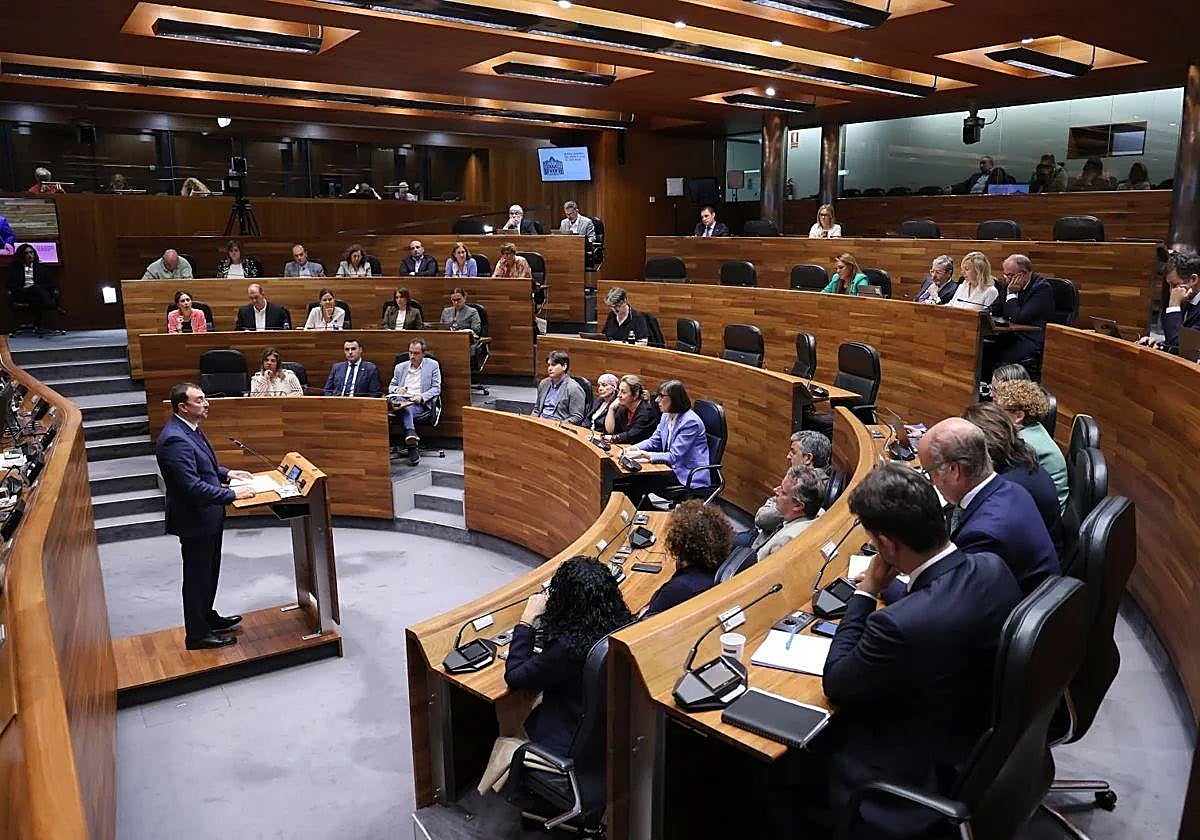 Adrián Barbón interviene en el debate del estado de la región del año pasado.