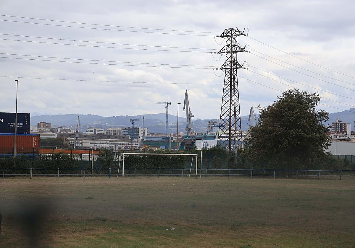 Campo de fútbol de Jove, en los terrenos propiedad de la Autoridad Portuaria de Gijón