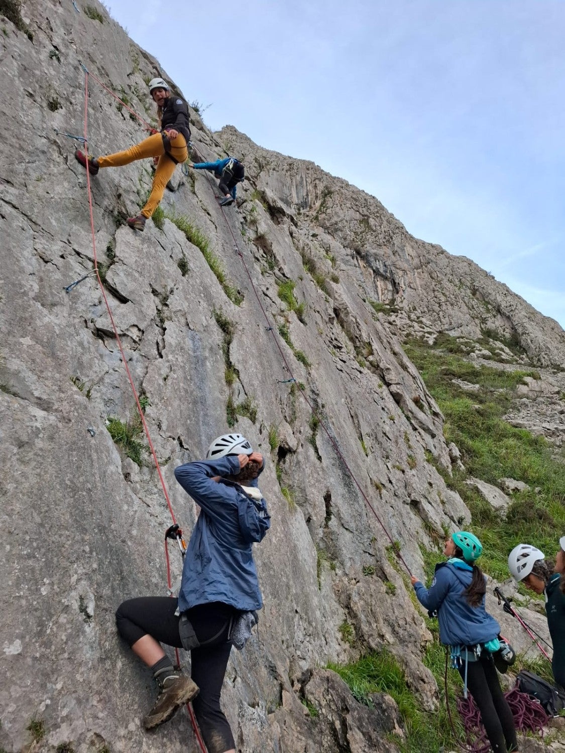 Imagen secundaria 2 - El sábado arranca con yoga y luego habrá pildoras formativas de escalada en dos niveles, ruta de montalla, taller de primeros auxilios...