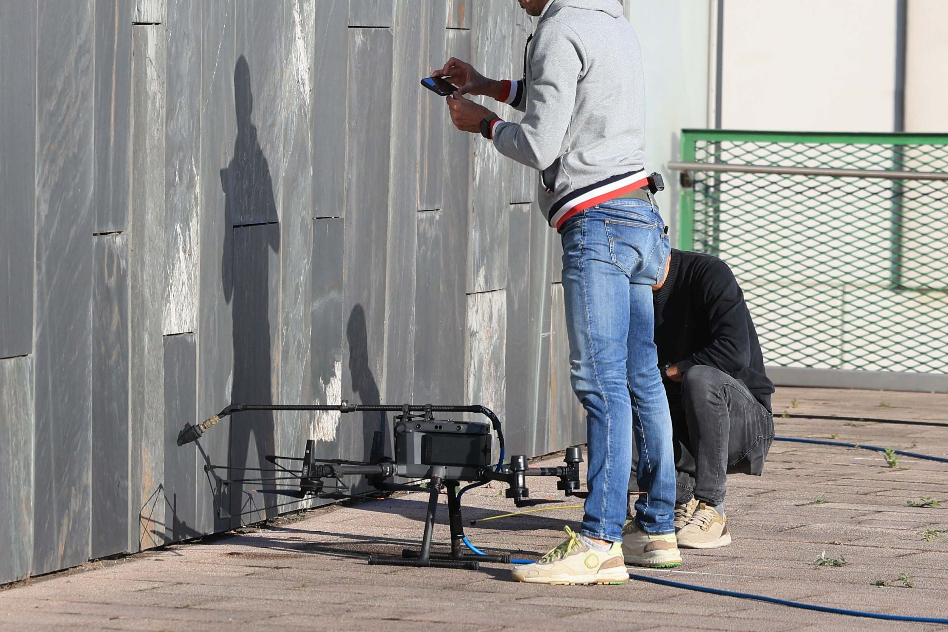 El nuevo método de limpieza con drones en el HUCA, en uso por primera vez en Asturias