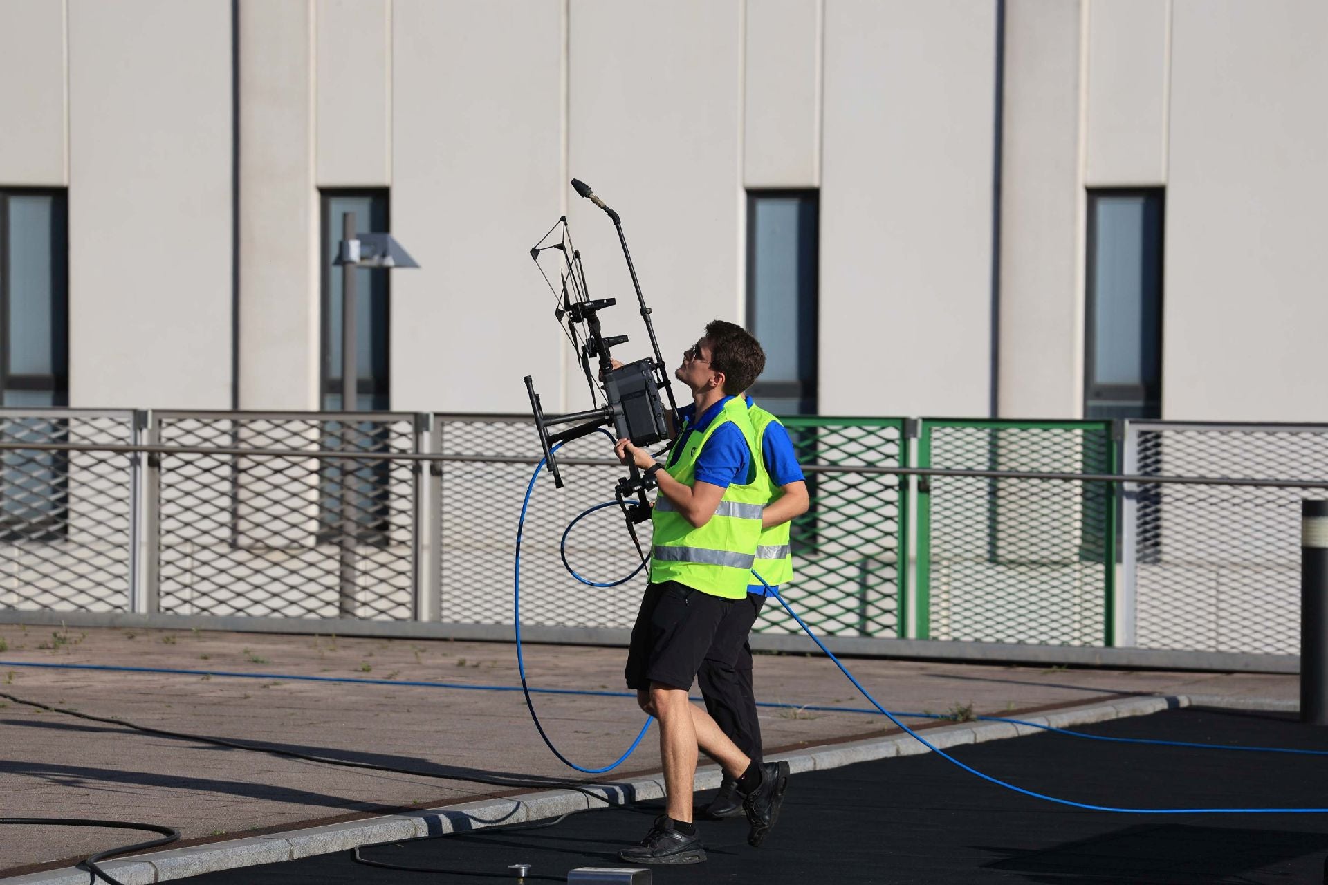 El nuevo método de limpieza con drones en el HUCA, en uso por primera vez en Asturias