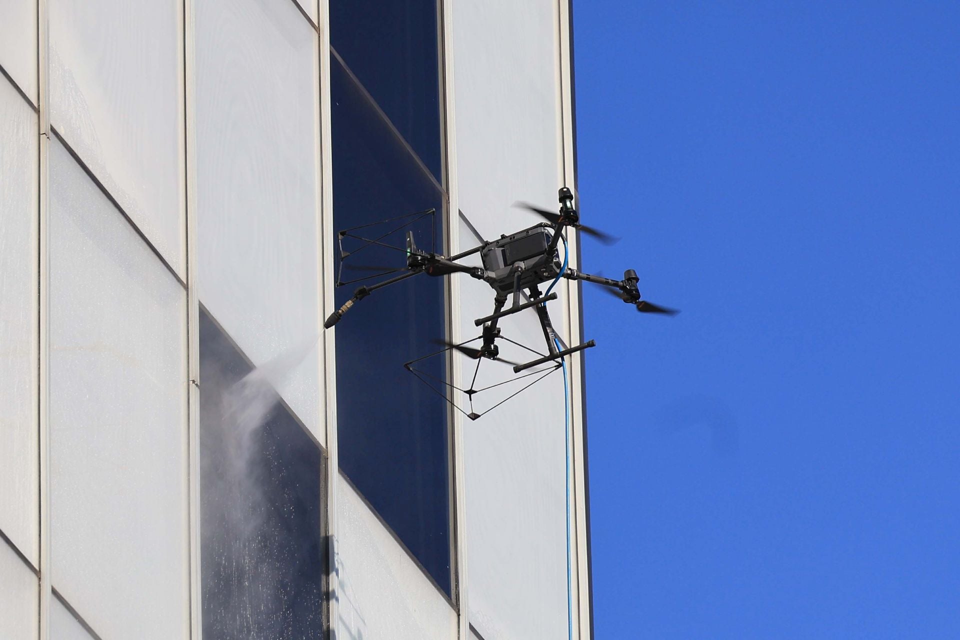 El nuevo método de limpieza con drones en el HUCA, en uso por primera vez en Asturias