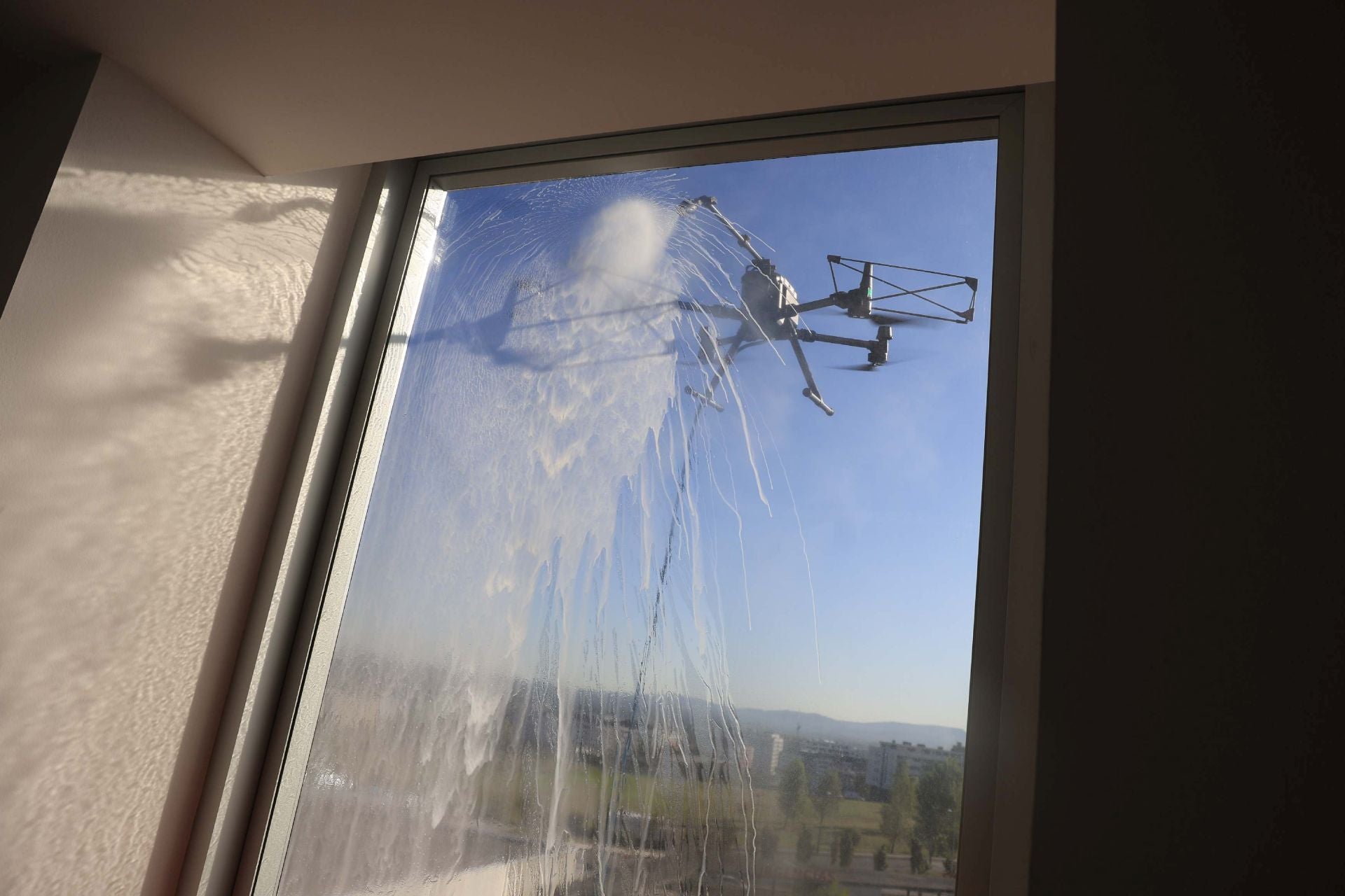 El nuevo método de limpieza con drones en el HUCA, en uso por primera vez en Asturias