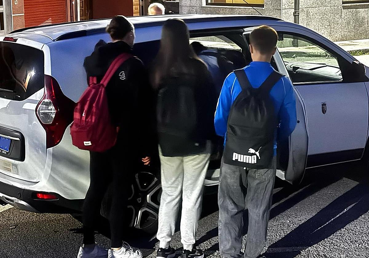 Alumnos de Felechosa, en Aller, cogen un taxi para luego subirse al tren que les lleva al instituto.