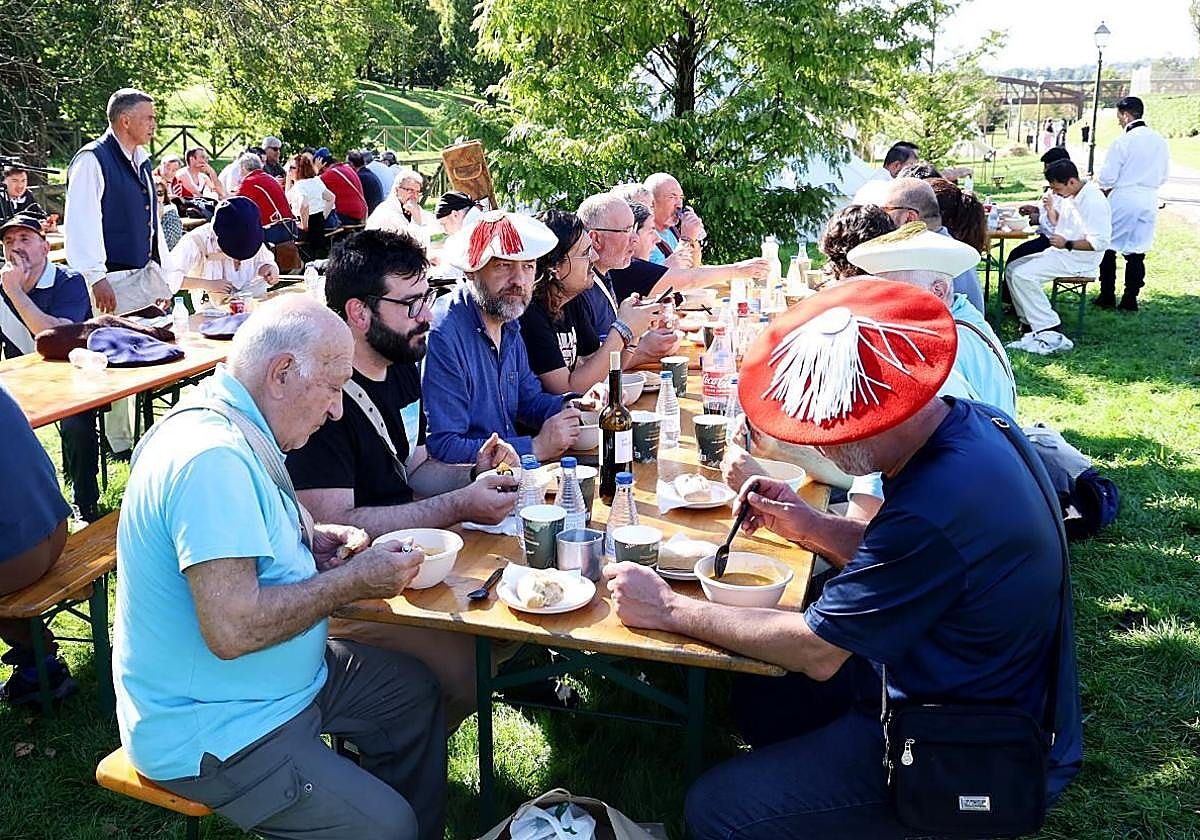 Un grupo de personas disfrutando del menú del Desarme de Oviedo, fiesta de Interés Turístico Nacional del Principado de Asturias.
