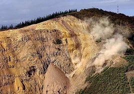 Imagen de archivo de voladuras controladas en la mina a cielo abierto de Buseiro, en 2023.