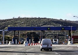 Un vehículo acercándose a las cabinas de peaje de la autopista del Huerna.