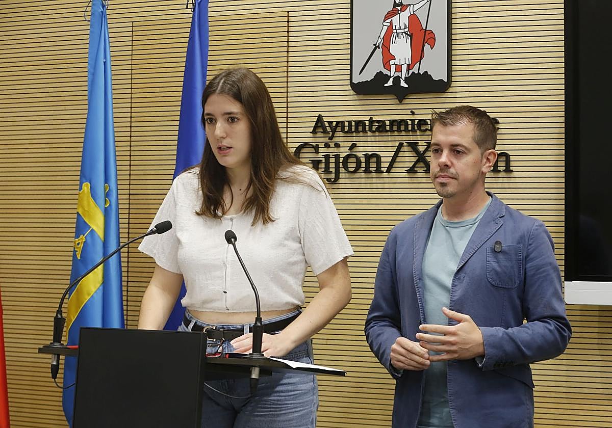 Olaya Suárez, de Podemos, y Javier Suárez Llana, de Izquierda Unida, este miércoles, en la sala de prensa del Ayuntamiento de Gijón.