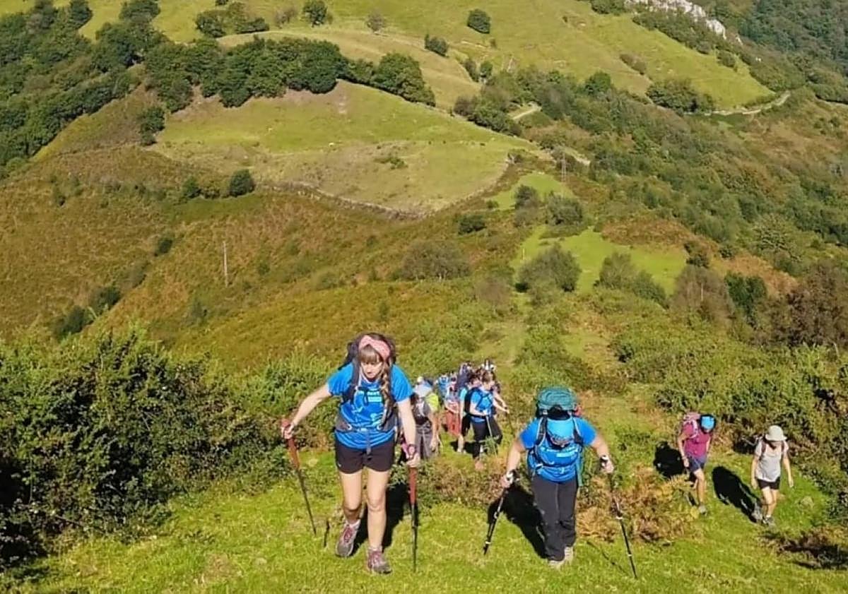 Imagen principal - El sábado arranca con yoga y luego habrá pildoras formativas de escalada en dos niveles, ruta de montalla, taller de primeros auxilios...