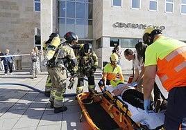 Los bomberos y el SAMU intervienen en el simulacro de incendios realizado este miércoles en el centro de salud de El Llano.