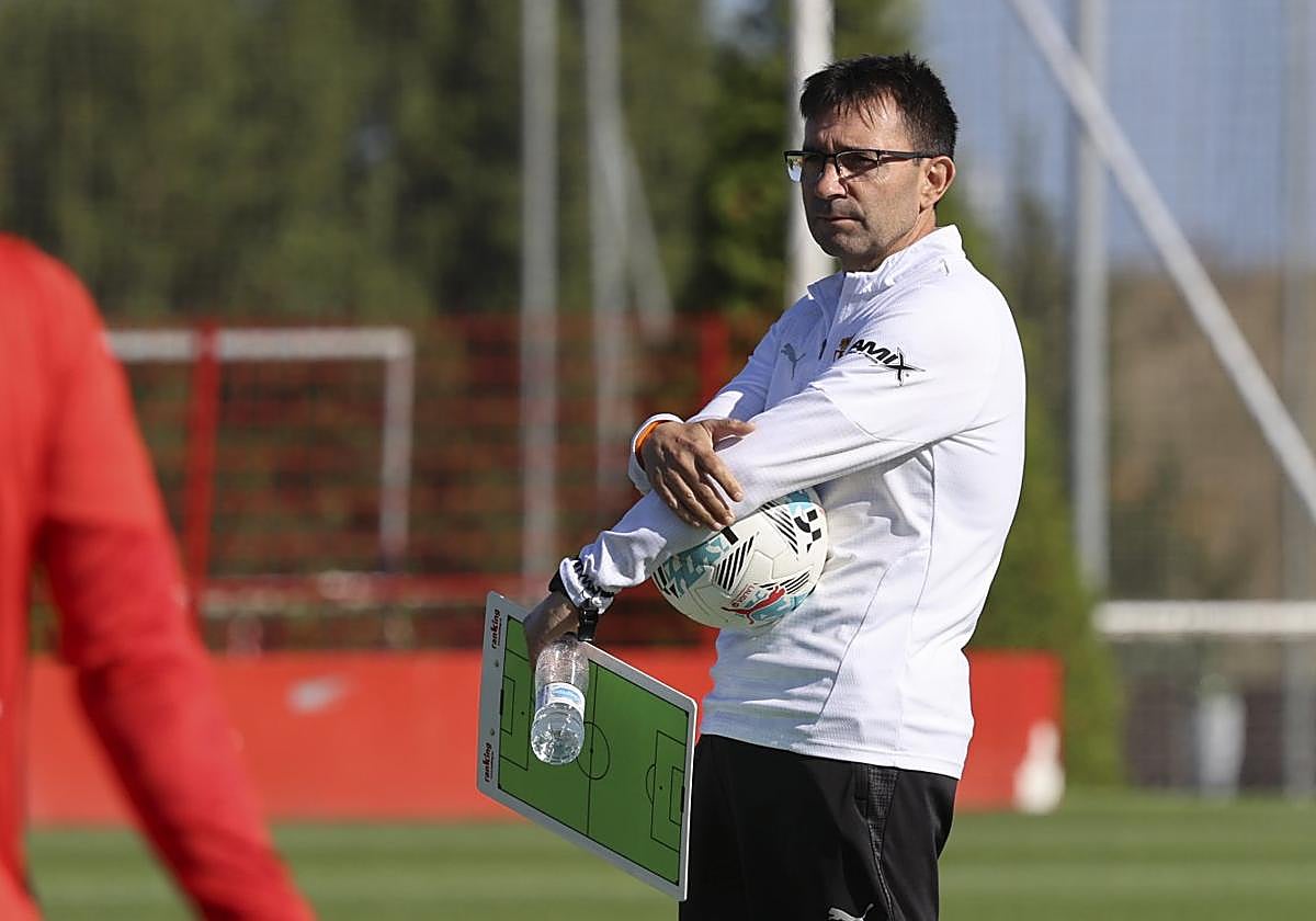 Garitano observa un entrenamiento de su equipo en la Escuela de Mareo.