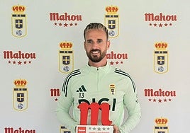 Aarón Escandell, con el premio a mejor jugador del mes de Mahou.