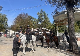 Los agentes de la Unidad de Caballería a lomos de sus caballos en el paseo del Bombé.