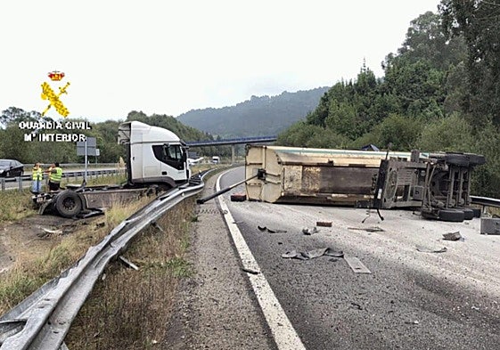 Espectacular vuelco de un camión, que obliga a cortar la A-8 en Caravia