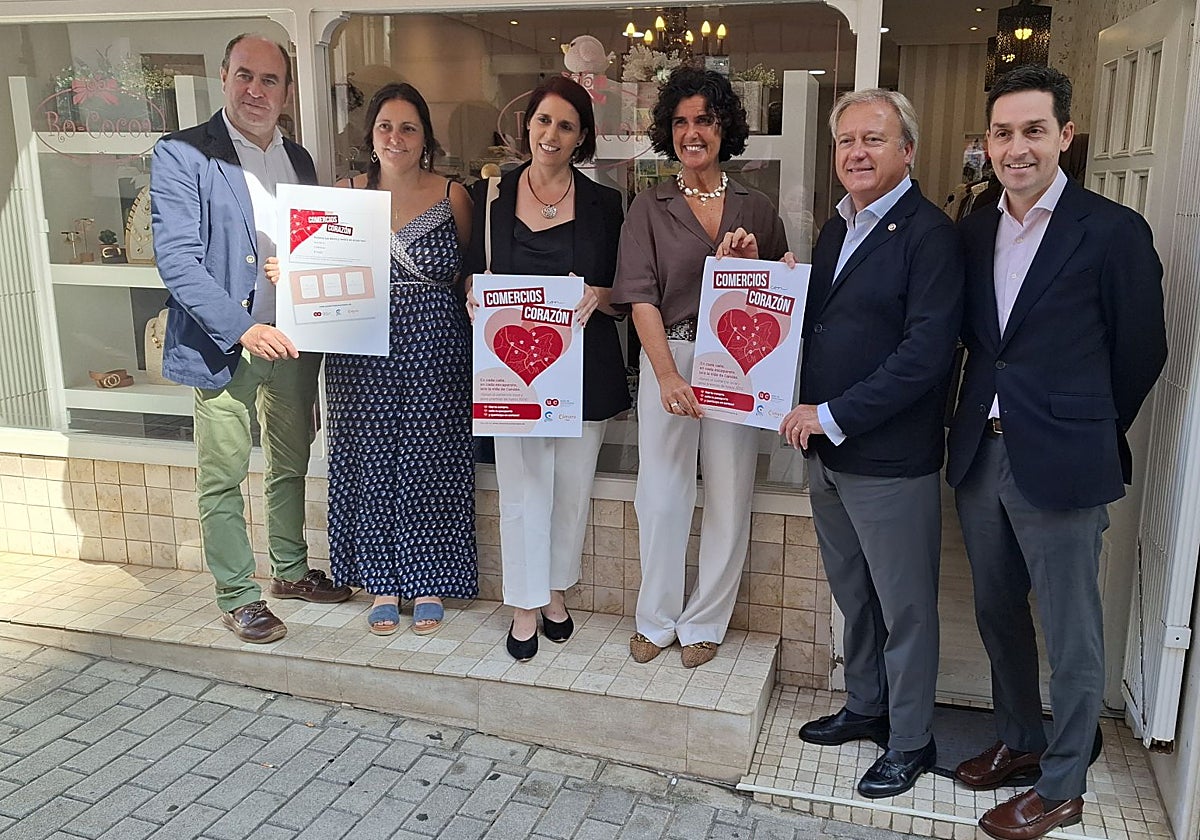 El coordinador de la campaña, David Argüelles, de la Cámara de Comercio de Gijón; la edil de Comercio, Paula Riobello; la directora general de Comercio del Principado, Aránzazu González; la presidenta de la Unión de Comerciantes del Principado, Sara Menéndez; el secretario general de la Cámara de Comercio de Gijón, Álvaro Alonso; y el gerente de la Unión de Comerciantes, Fernando Clavijo.