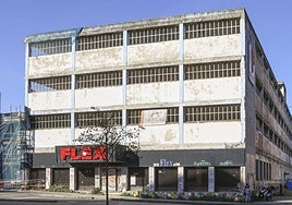 Edificio de Flex, cuya demolición ya está en marcha.